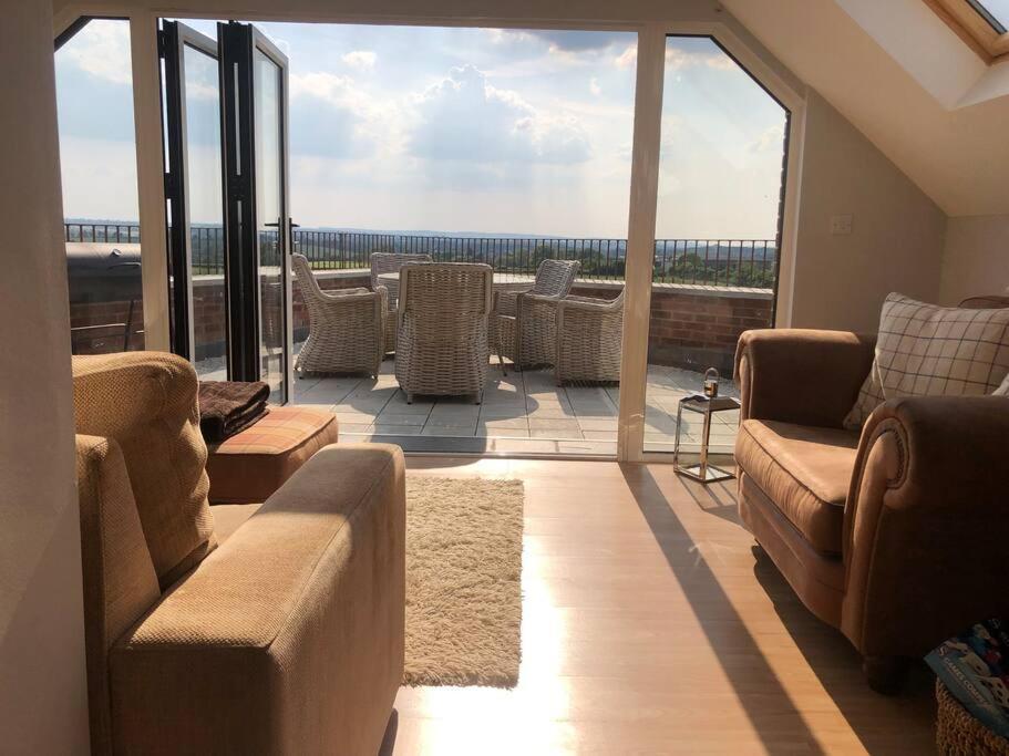 2 Bedroom With Beautiful Views Over The Mendips Holiday home Radstock